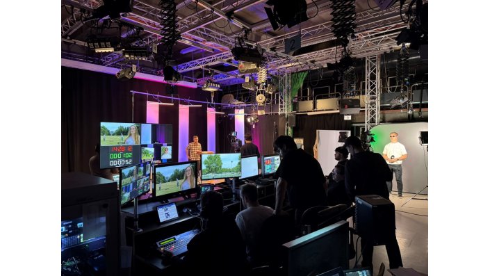 Studierende des Bachelorstudiengangs Medientechnologie realisierten im 5. Semester im Fach Videostudiotechnik selbstständig eine Studio Liveproduktion.