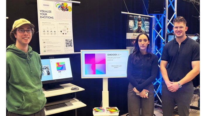 Emoodi Projektpräsentation mit Theodor Freywald, Eda Serdaroglu, Jonas David Franzen (v.l.n.r)