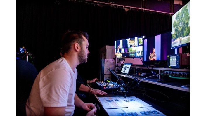 Die mobile Bildregie musste zunächst aufgebaut und verkabelt werden. Während der Sendung haben hier die Studierenden die Positionen „Bildmischer“ und „Regie“ übernommen.