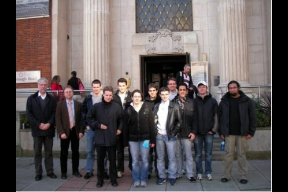 Gruppenbild vor einem Gebäude