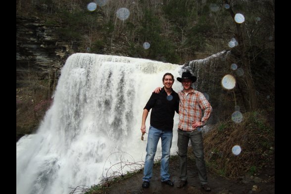 zwei junge Männer vor einem Wasserfall