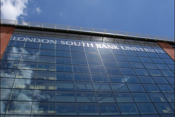 Glasfassade mit Schriftzug "London South Bank University"