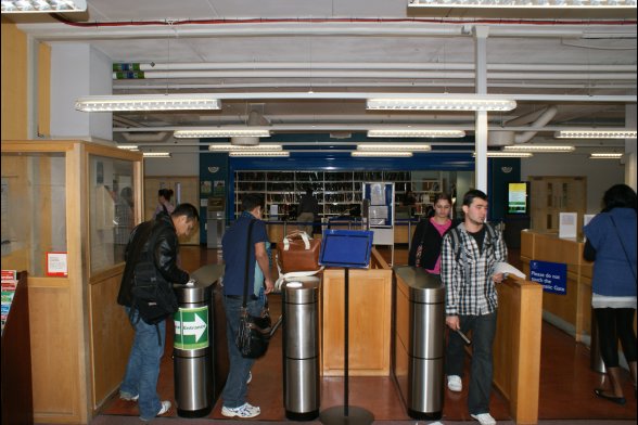 Schleusen im Eingangsbereich der Bibliothek
