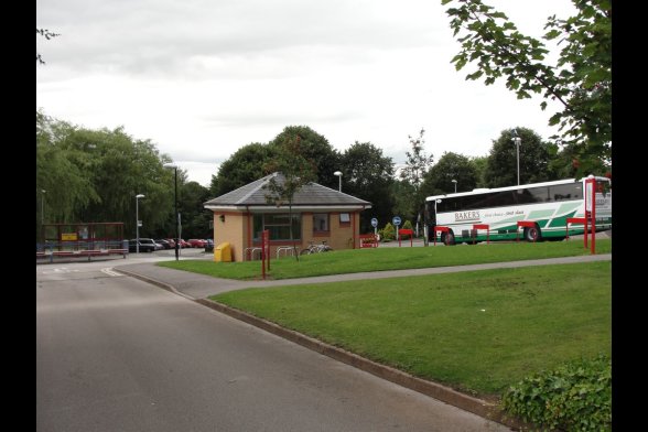 Hauteingan zum Campus - im Hintergrund ein Bus