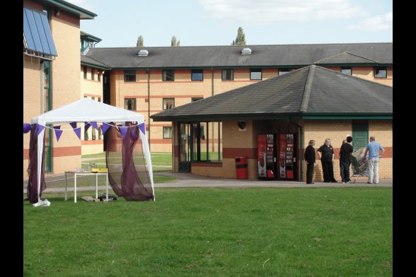 Blick auf das Studierendenwohnheim - im Vordergrund ein Pavillon mit einer Wimpelkette