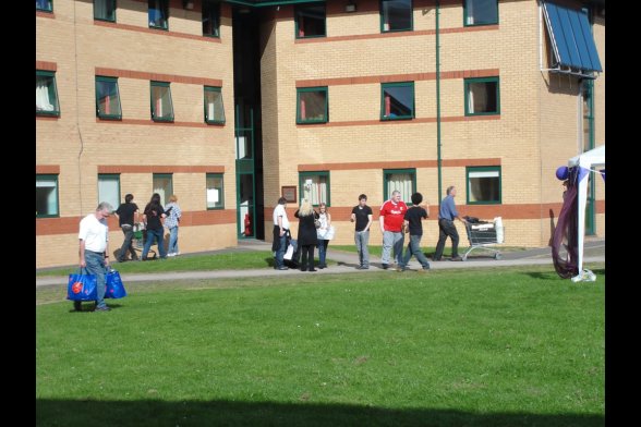 Menschen auf dem Campusgelände