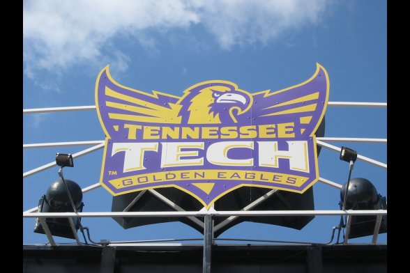 Lila-gelbes Schild mit Adlerkopf und Schriftzug "Tennessee Tech Golden Eagles"