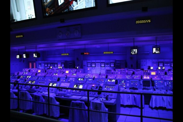 Blau beleuchtete Kommandokonsole im Kennedy Space Center