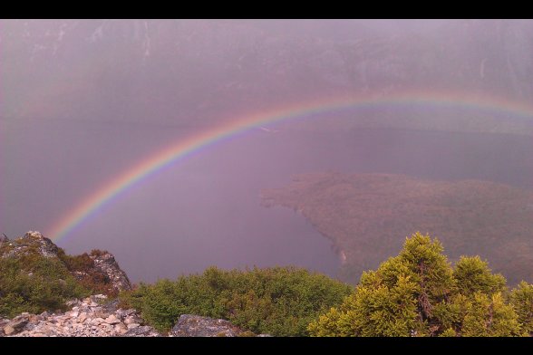 Regenbogen über dem Meer