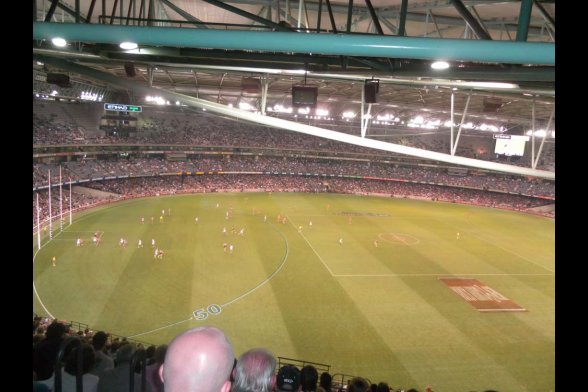 Blick aus den obersten Rängen auf ein Footballstadion