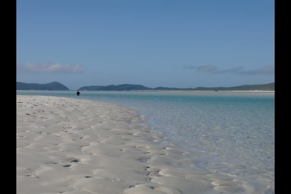 Karibisch anmutender Sandstrand und hellblaues Meer