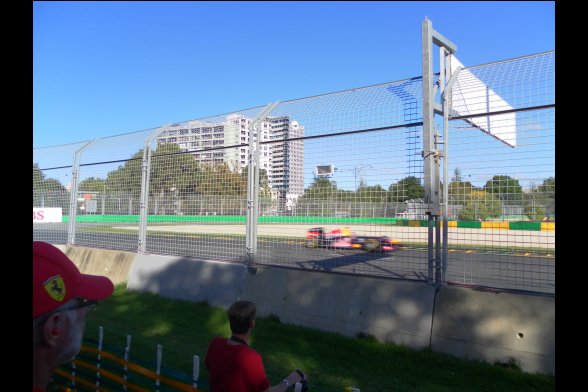 Blick aus dem Zuschauerbereich auf das Formel1-Rennen in Melbourne