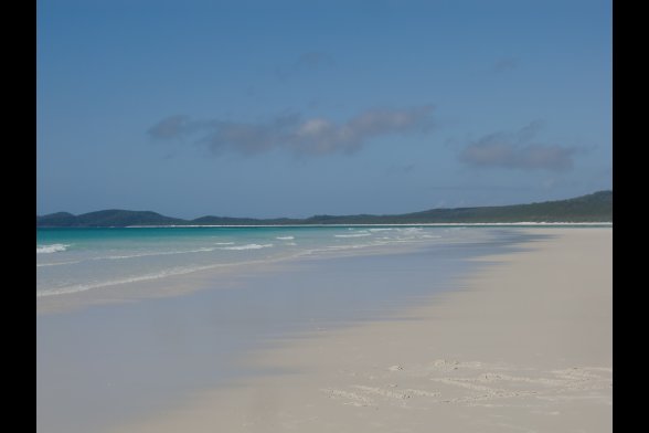 Karibisch anmutender Sandstrand und hellblaues Meer