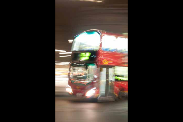 verschwommenes Bidl eines Londoner Doppeldeckerbusses