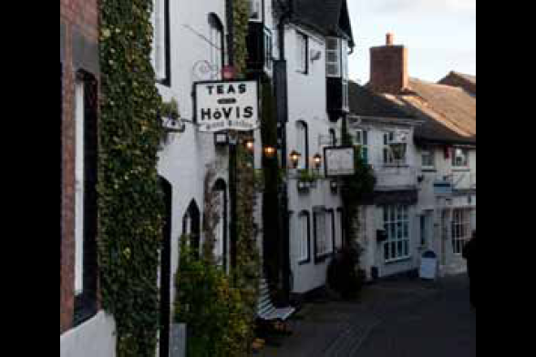 Eine Gasse mit verwinkelten Häusern in Stafford