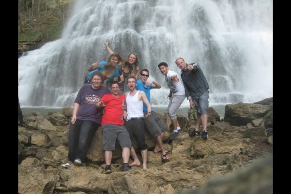 Gruppe vor einem Wasserfall