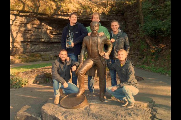 Gruppenbild vor einer Bronzestatue