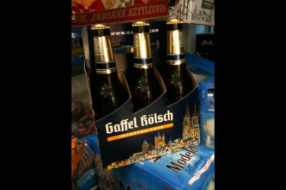 Ein Karton mit drei Flaschen Gaffel Kölsch