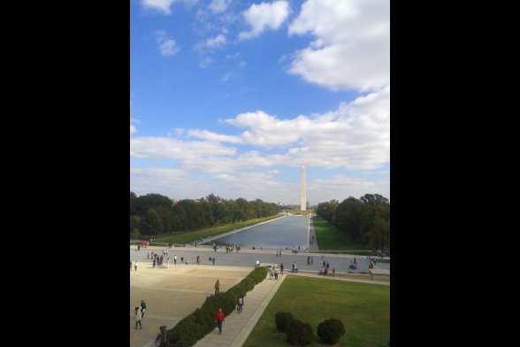 Blick auf die die Achse von Wasserbecken und Obelisk im Washington Monumet Park