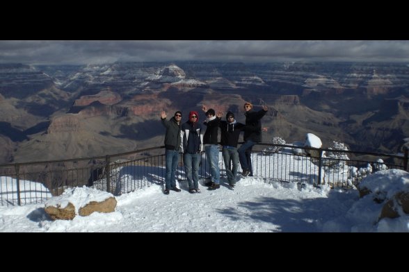 Gruppenbild auf einer verschneiten Aussichtsplattform - im Hintergrund der Grand Canon