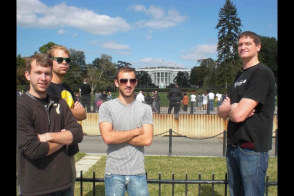 Vier junge Männer vor dem Weißen Haus