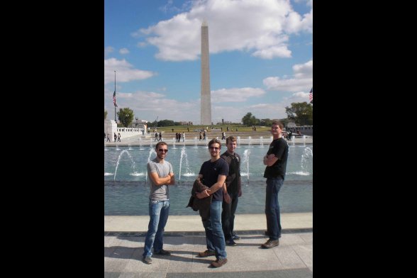 Gruppenfoto vor Wasserbecken und Springbrunnen - im Hintergrund der Obelisk