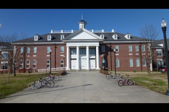 Blick auf das Bibliotheksgebäude davor Fahrräder