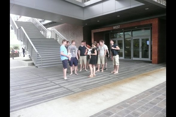 Gruppe vor einer Treppe auf dem Gelände der UNF