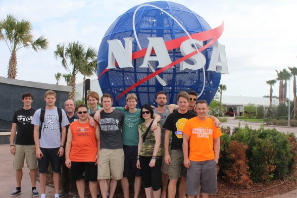Gruppenbild vor der baluen Kugel des Kennedy Space Centers