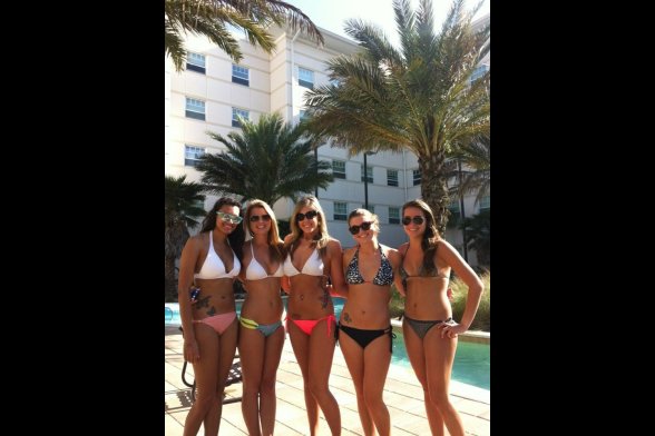 Fünf junge Frauen im Bikini