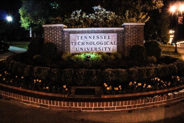 Mauer mit Schriftzug "Tennessee Technological University", Beleuchtet bei Nacht