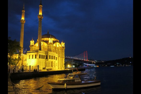 Blick auf Istanbul bei Nacht