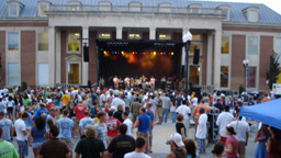 Menschen bei einem Konzert vor einer Musikbühne  (Bild: Hannes Weitekamp)