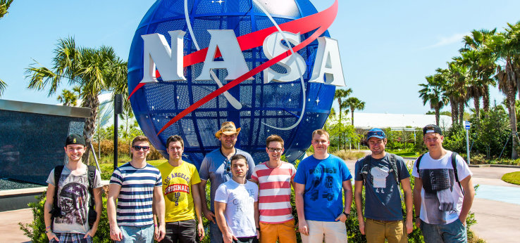 Exkursionsgruppe vor dem blauen NASA-Globus im Space Center, Cape Canaveral (Bild: Exkursionsteilnehmer USA 2014)
