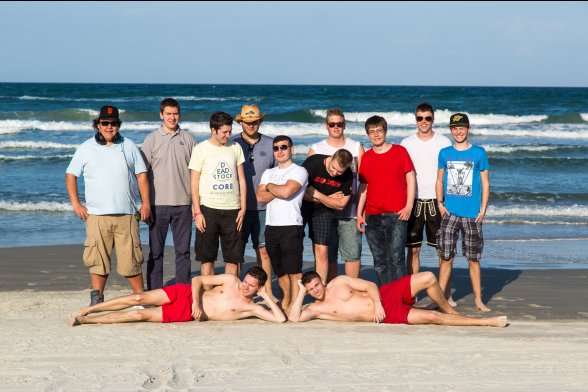 Exkusionsgruppe posiert am Strand
