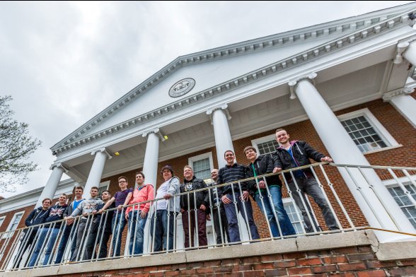 Die Exkusionsgruppe steht vor dem Hauptgebäude der Tennessee Tech University