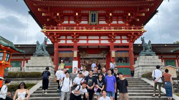 The group at a temple (Bild: Jürgen Schneider)