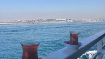 Çay auf Fähre (Bild: Jair Vásquez)