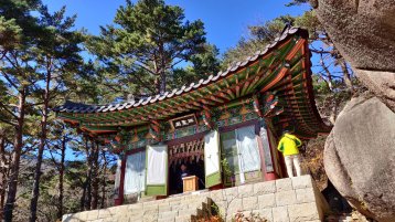 Tempel auf dem Weg im Seoraksan National Park (Bild: Joshua Rück)