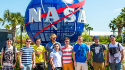 Eine Gruppe von Studenten vor dem Eingang des Nasa Space Centers (Bild: Fakultät für Informations-, Medien. und Elektrotechnik)