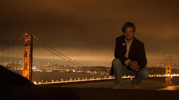 Philipp Richter vor der nächtlichen Golden Gate Bridge (Bild: Philipp Richter)