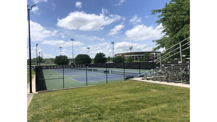 Tennisfeld und Basketballhalle