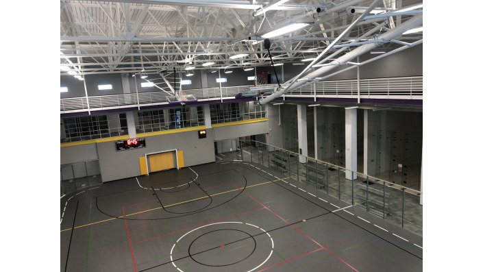 Indoorfußballplatz und Racketballräume