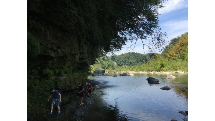 Felsvorsprung mit einem kleinen Wasserfall im örtlichen Nationalpark