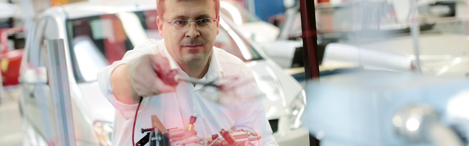 Ein Mann arbeitet im Labor (Image: Thilo Schmülgen/FH Köln)