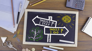 Kleine Tafeln mit der Aufschrift Should I stay or should I go? (Image: iStock)