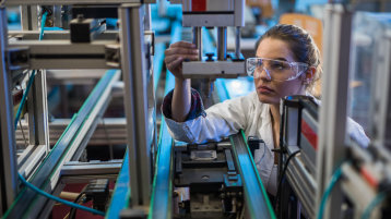 Frau im Labor (Image: kynesher/istock.com)