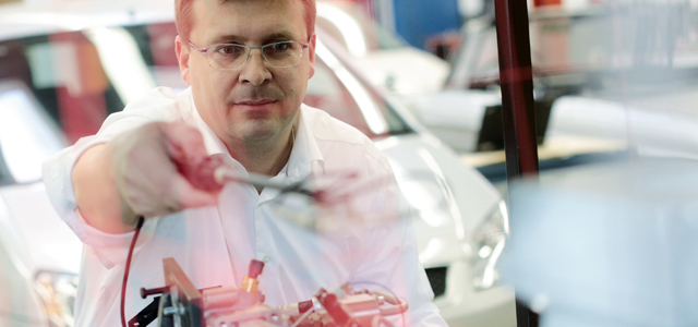 Ein Mann arbeitet im Labor (Bild:Thilo Schmülgen/FH Köln)