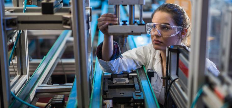 Frau im Labor (Image: kynesher/istock.com)