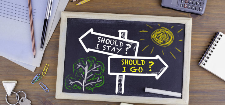 Kleine Tafeln mit der Aufschrift Should I stay or should I go? (Image: iStock)
